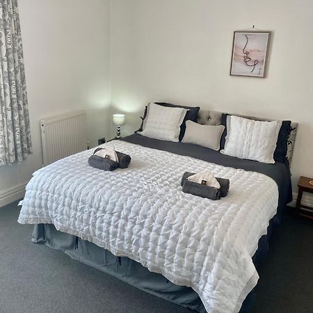 Entire Holiday Home In Blackpool With Free Parking And A Private Patio Garden Екстериор снимка