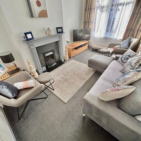 Entire Holiday Home In Blackpool With Free Parking And A Private Patio Garden Екстериор снимка