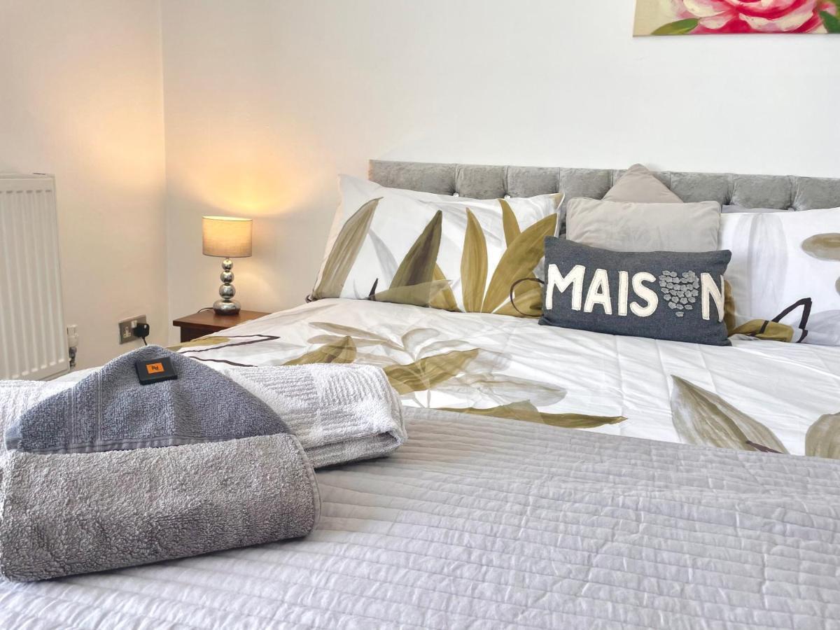 Entire Holiday Home In Blackpool With Free Parking And A Private Patio Garden Екстериор снимка