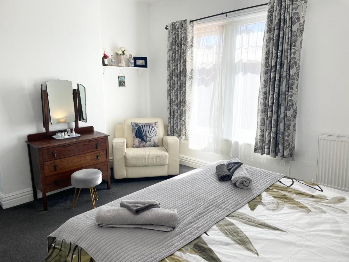 Entire Holiday Home In Blackpool With Free Parking And A Private Patio Garden Екстериор снимка