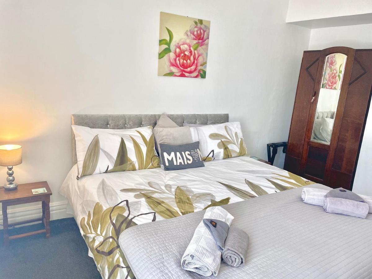 Entire Holiday Home In Blackpool With Free Parking And A Private Patio Garden Екстериор снимка