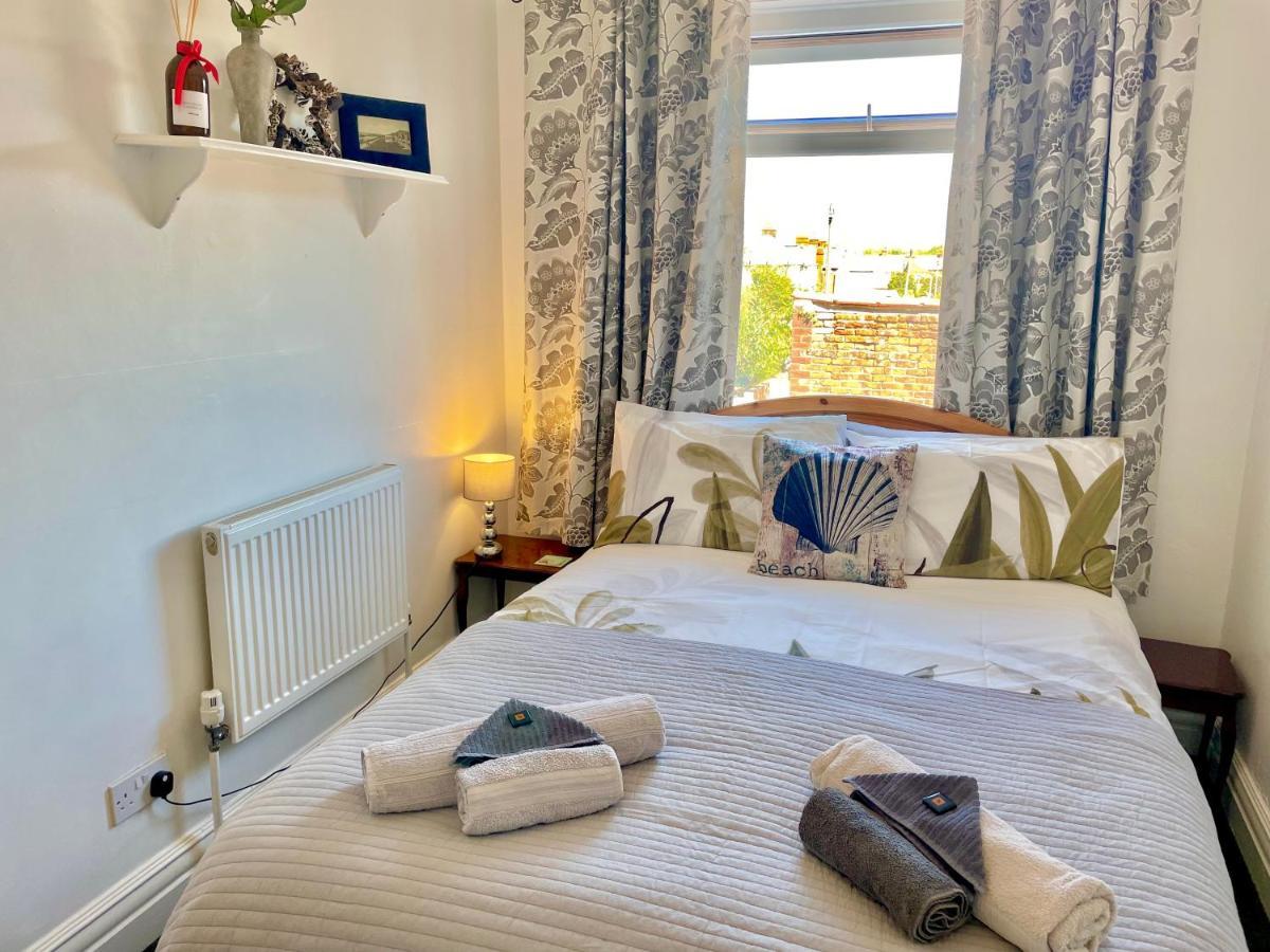 Entire Holiday Home In Blackpool With Free Parking And A Private Patio Garden Екстериор снимка