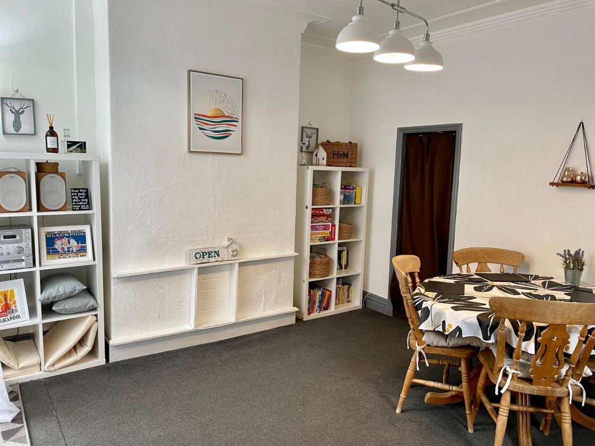 Entire Holiday Home In Blackpool With Free Parking And A Private Patio Garden Екстериор снимка