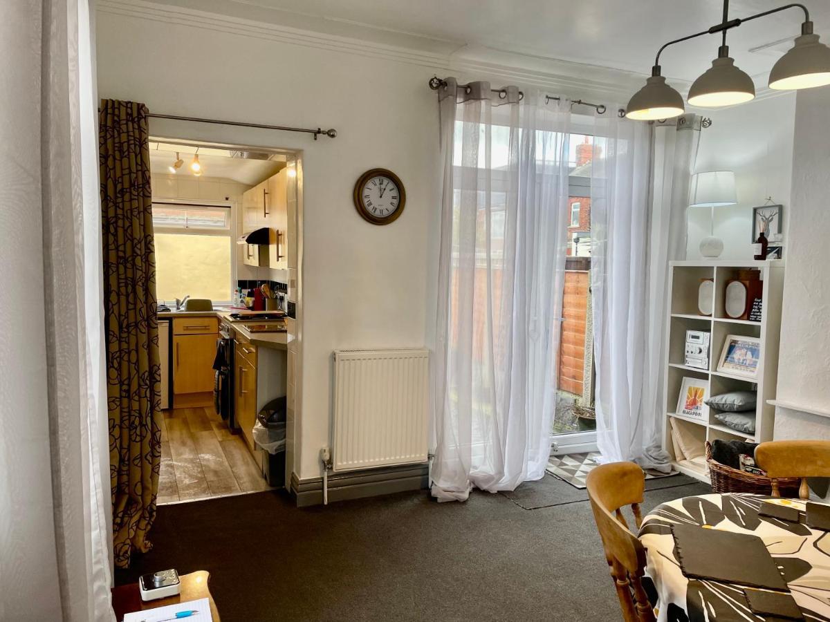 Entire Holiday Home In Blackpool With Free Parking And A Private Patio Garden Екстериор снимка
