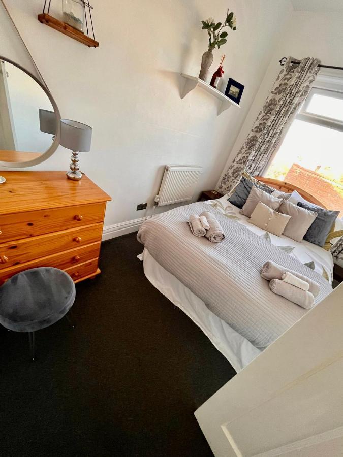Entire Holiday Home In Blackpool With Free Parking And A Private Patio Garden Екстериор снимка