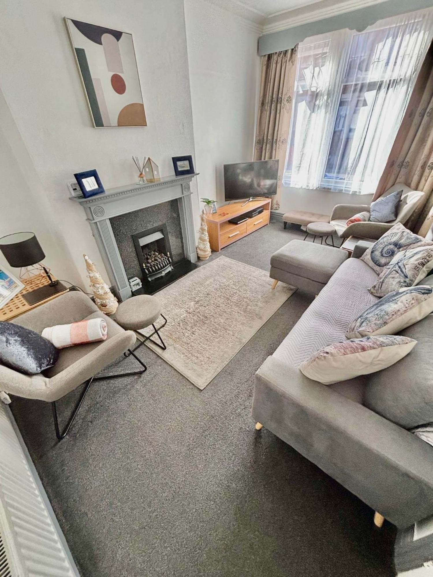 Entire Holiday Home In Blackpool With Free Parking And A Private Patio Garden Екстериор снимка